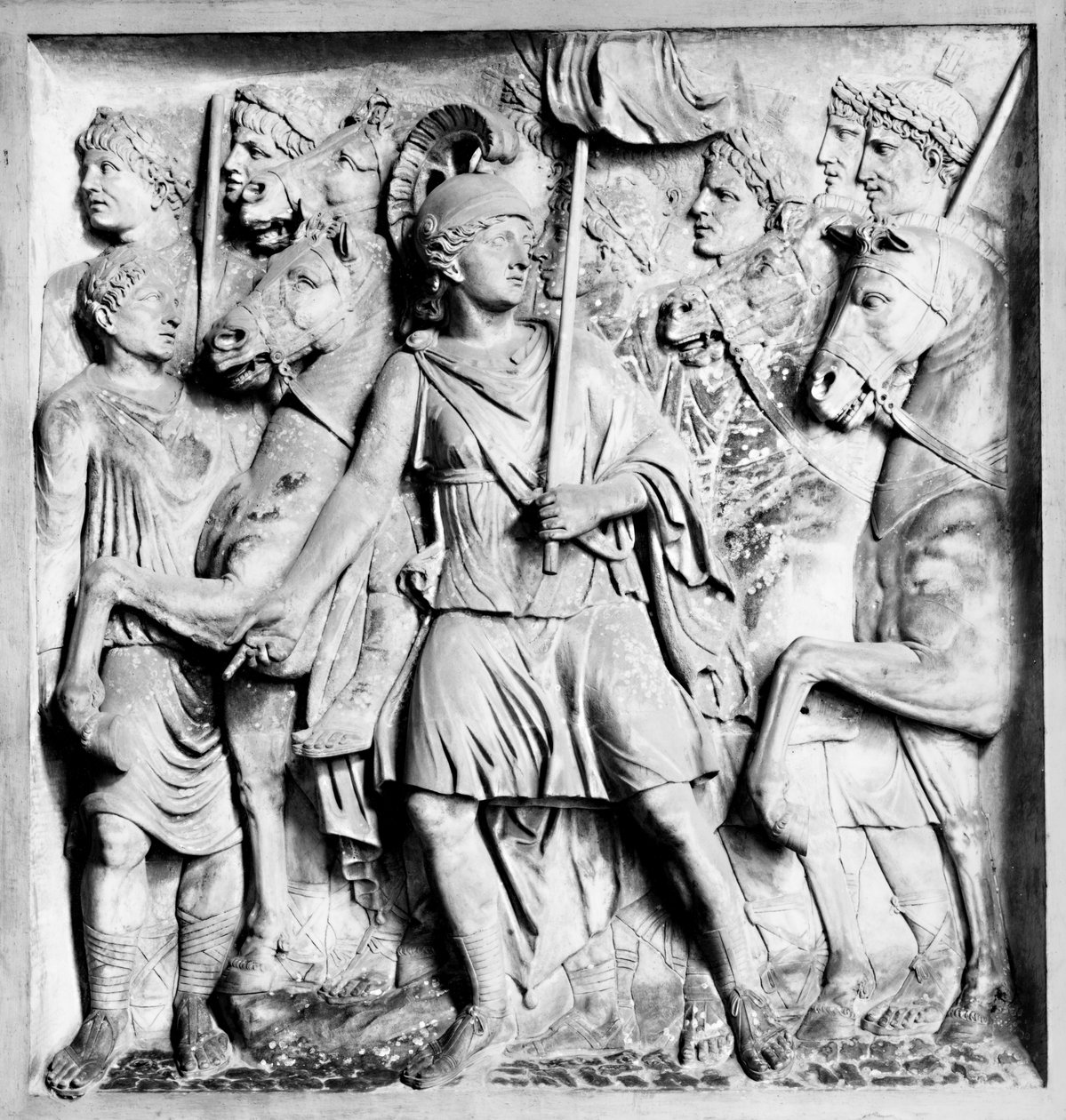 Fragment af et relief, der forestiller gudinden Rom med krigere af Roman Roman
