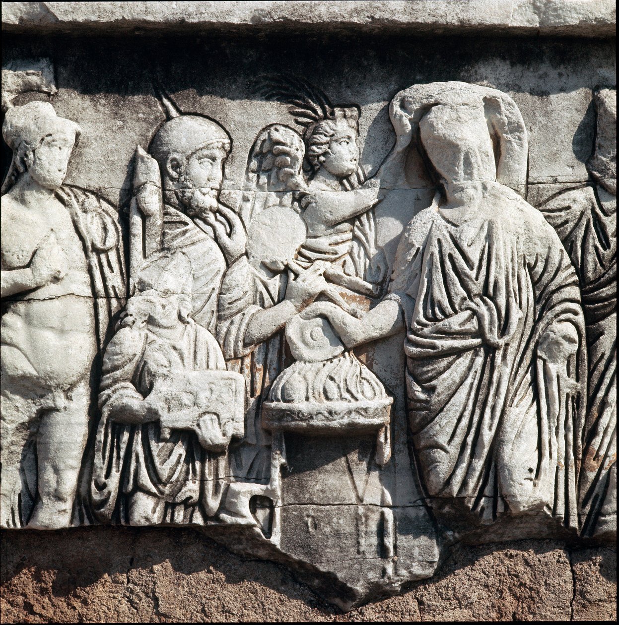Et decennalia af tetrarkiet, der repræsenterer en tetrark-krone ved en sejr, der laver en drikoffer til guden Mars - Bas-relief dedikeret til generalen og politikeren Stilicho (Flavius Stilicho eller Stiliccho, 360-408), baseret på en æressøjle, Forum Roma af Roman