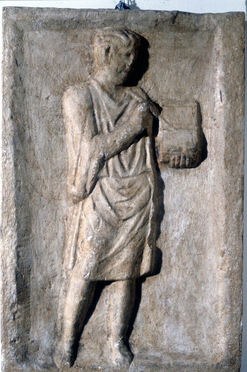 En mand, der skriver med en kuglepen på en vokstavle, romersk basrelief, 2.-3. århundrede. af Roman