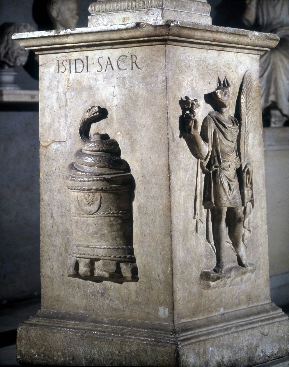 Alter dedikeret til ISIS. Venstre: Mystic Stone med slange og højre: Anubis-Hermès. Ordene “Iside Sacr” er indgraveret på slangen. 2. århundrede. Musei Capitolini, Rom. af Roman