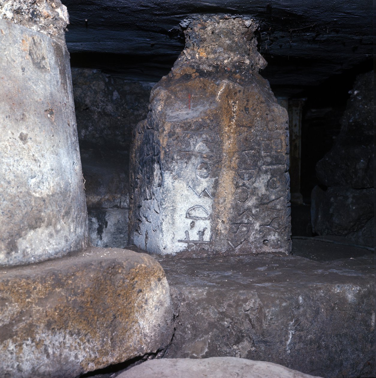 Antikkens Rom, arkaisk periode: tempel bygget under lapis niger (sort sten) i det romerske forum og med en af de ældste inskriptioner på latin. 6. århundrede f.Kr. Italien af Roman