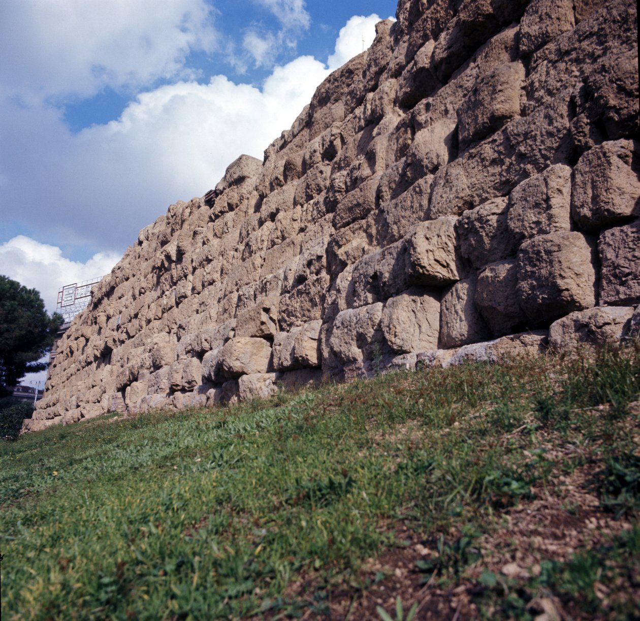 Antikkens Rom, arkaisk periode: udsigt over ruinerne af den serbiske mur (vægmaleri serbisk), første indhegning af byen Rom, bygget søster kong Servius Tullius. 6. århundrede f.Kr. Italien af Roman
