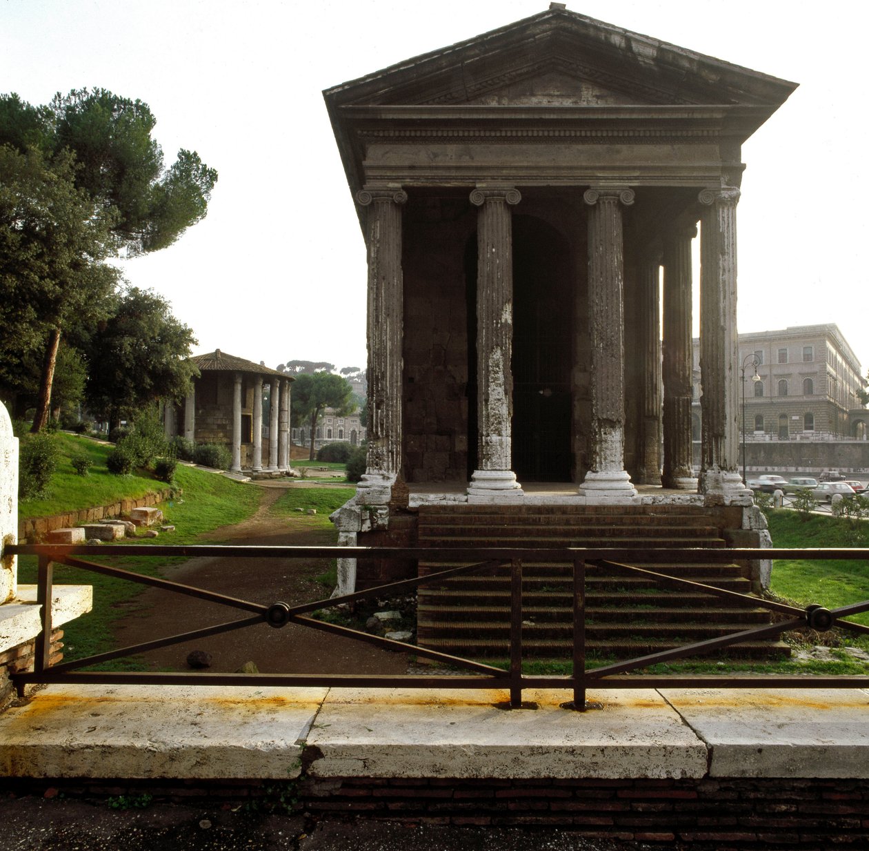Det antikke Rom: udsigt over Tempio di Portuno (Portunus-templet eller tempel for mandig formue) nær pladsen ved sandhedens mund (Bocca della verita) 2.-1. århundrede f.Kr. Rom af Roman