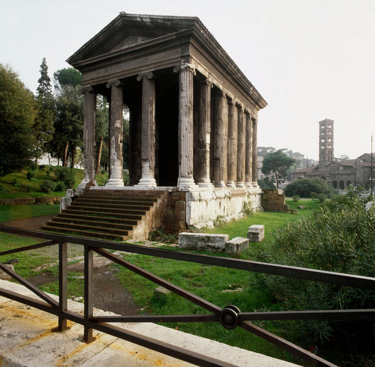 Det antikke Rom: udsigt over Tempio di Portuno (Portunus-templet eller tempel for mandig formue) nær pladsen ved sandhedens mund (Bocca della verita) 2.-1. århundrede f.Kr. Rom af Roman