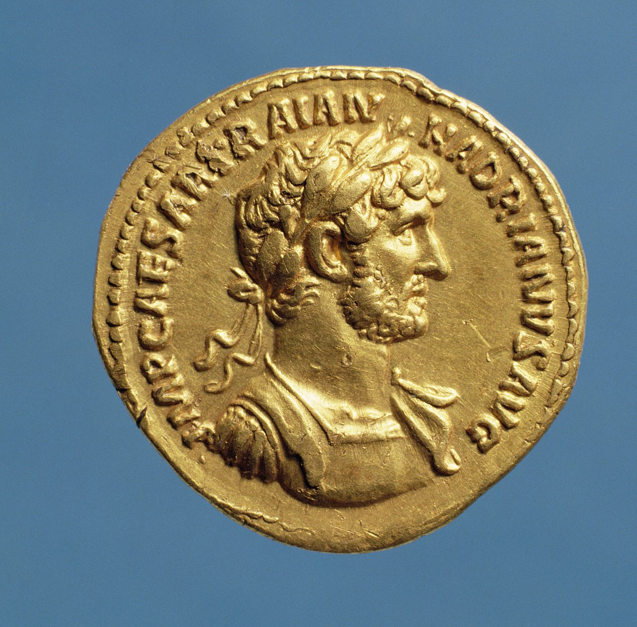 Aureus (forside) af Hadrian (AD 117-AD 138) draperet, cuirassed, iført en laurbærkrans. (guld) Indskrift: IMP CAESAR TRAIAN HADIANVS AVG af Roman