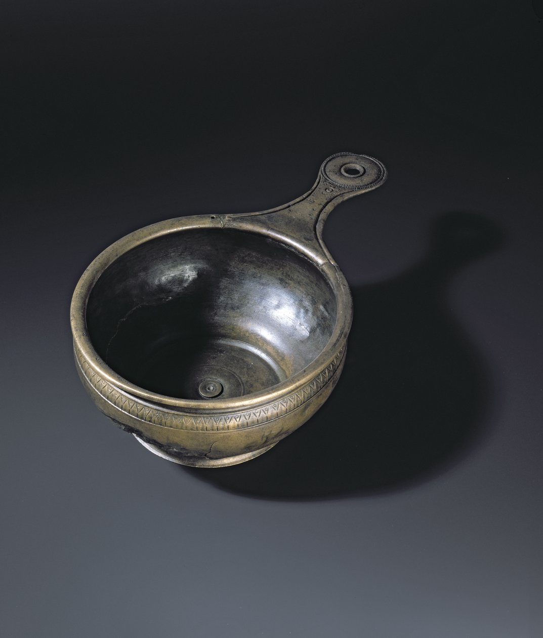 Bronze patera ornamenteret på bule, base og håndtag, fra Whitehill, Westruther af Roman