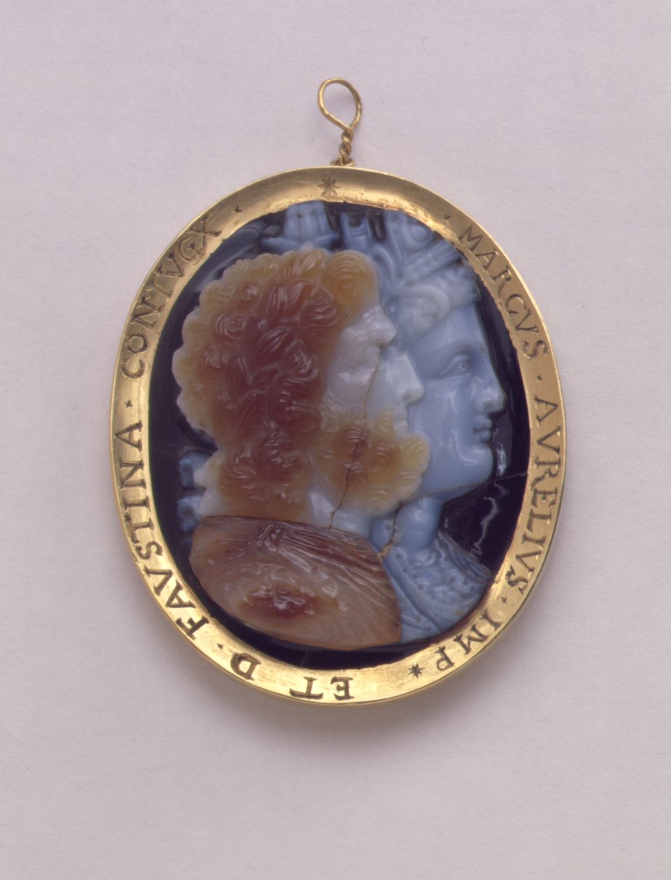 Cameo, med billeder af Serapis og Isis, i guldramme fra det 16. århundrede med navnene på Marcus Antoninus og hans kone Faustina (sardonyx) af Roman