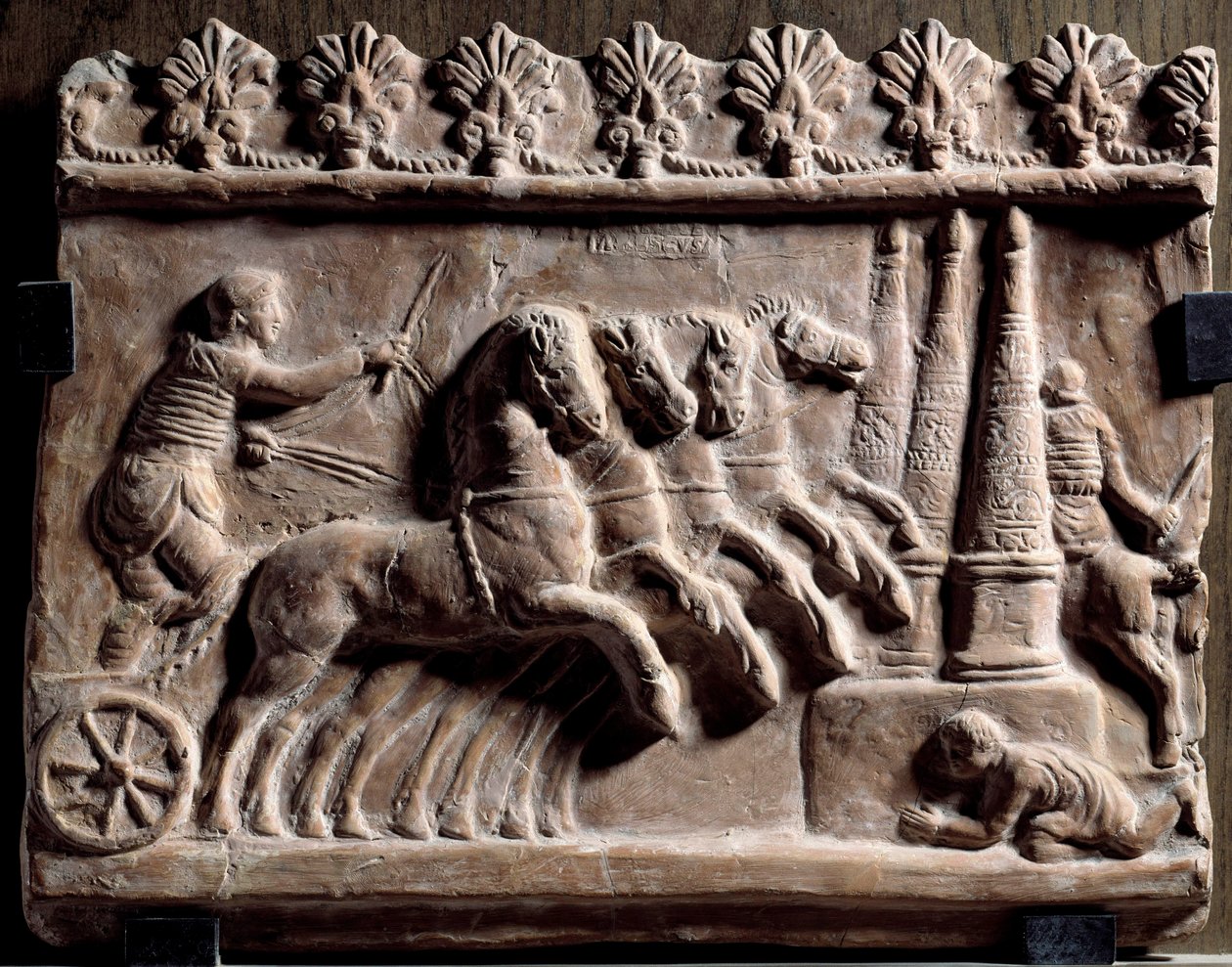 Campana-relief: vognløb (quadrige) og cirkusscene. 1. århundrede efter JC. Terracotta tallerken. Søn 0,32x0,39 m Paris, musee du Louvre af Roman