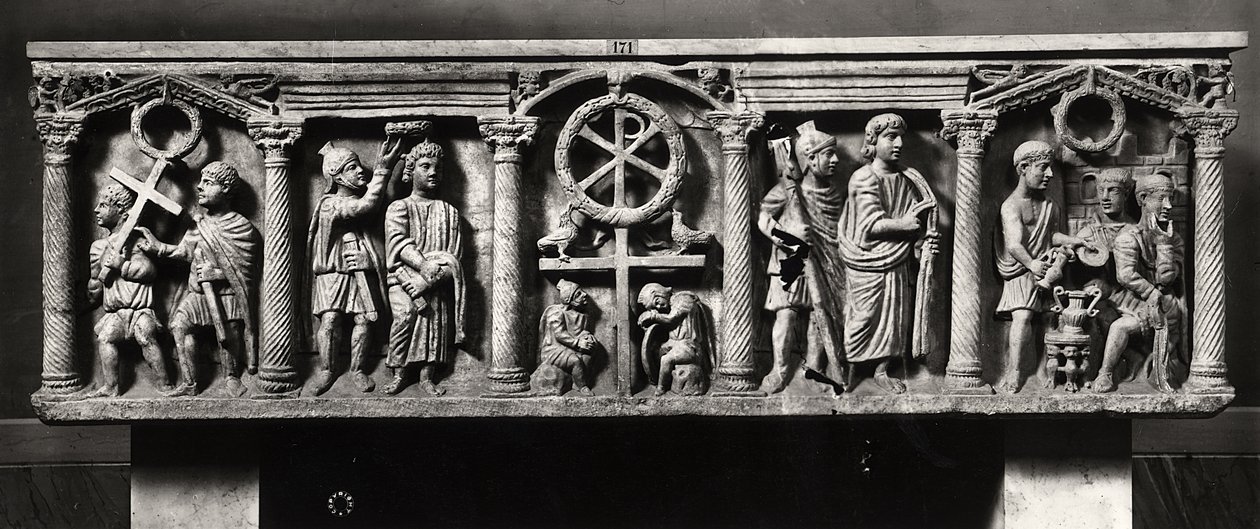 Kristen sarkofag dekoreret med scener af Kristi lidenskab inklusive arrestationen og Kristus før Pontius Pilatus, fra katakomberne i St. Domitilla (marmor) (s/h foto) af Roman