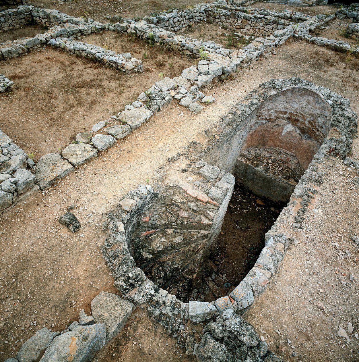 Cisterne i den græsk-romerske by Ampurias (Empuries), 2. århundrede f.Kr. (foto) af Roman