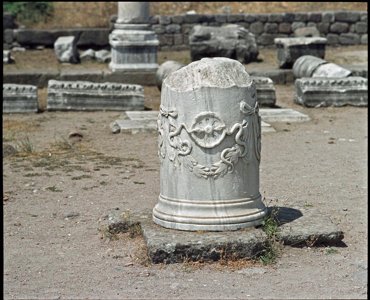Søjle dekoreret med symbolet på guden Asclepius. Asklepios helligdom (283 til 133 f.Kr.) af Roman