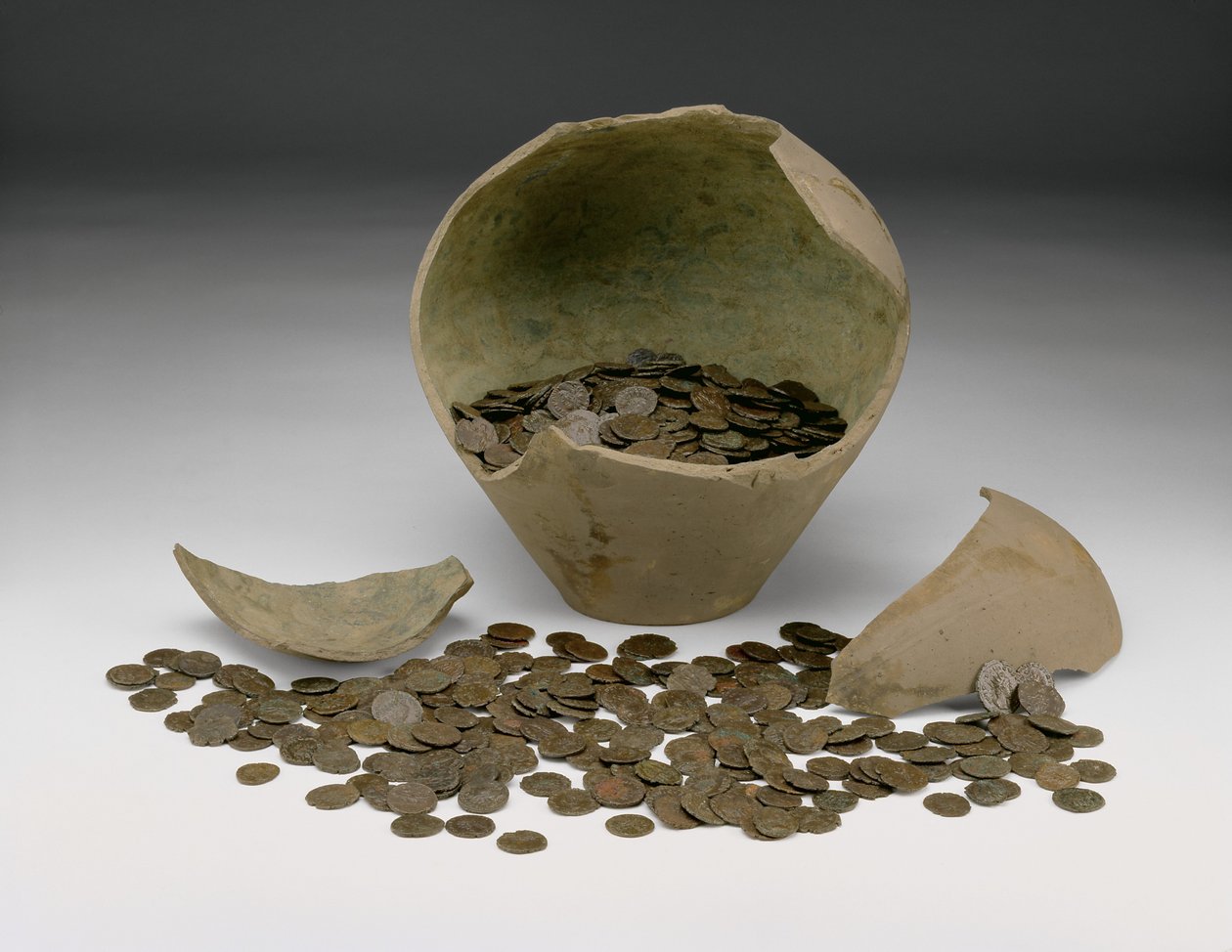 Komplet den lokale romerske kejserlige møntbank med krukke, Chalgrove II-skatten, fra Chalgrove, Oxfordshire (keramik og metal) af Roman