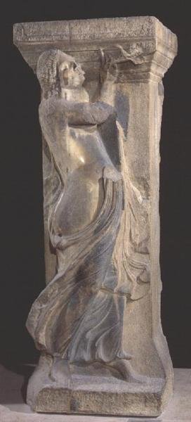 Dekoreret stensøjle med en bacchante, der spiller på en dobbeltfløjte, kopi af en hellenistisk original fra Thessalonika af Roman
