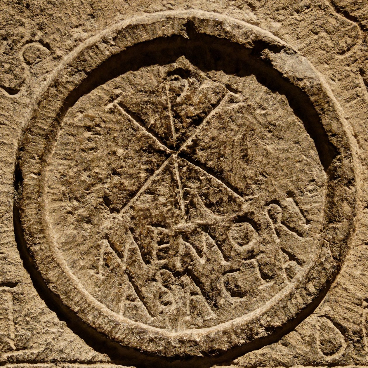 Detalje fra en altersten, der viser en forkortelse for Jesu Kristi navn, Nordafrika, ca. 4. århundrede e.Kr. af Roman