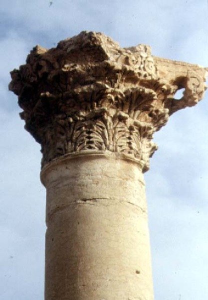 Detalje af en korintisk søjle og hovedstad, romersk, 2. århundrede (foto) af Roman