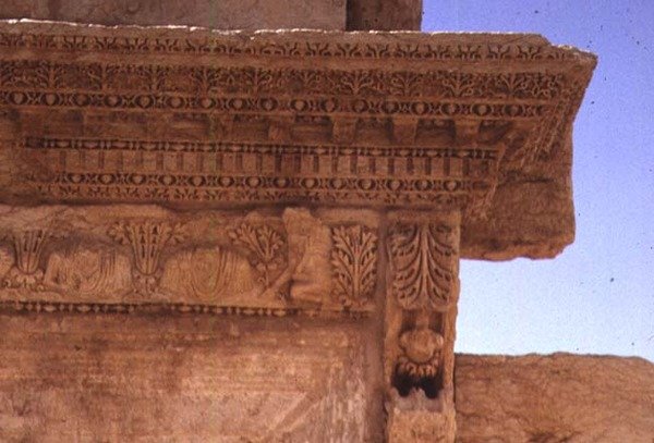Detalje af en entablatur dekoreret med portrætbuster, romersk, 2. århundrede (foto) af Roman
