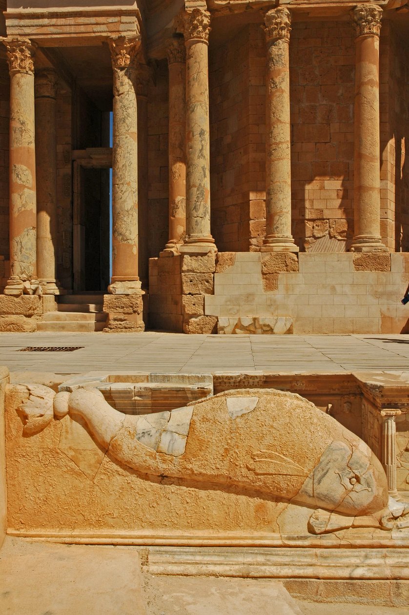 Delfinudskæring foran scenen, Sabratha, Libyen, ca. 190 e.Kr af Roman