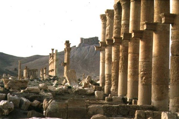 Den tidligste del af søjlegaden, der danner hovedaksen til byen, fører til et begravelsestempel og Qalaat Ibn Maan, et arabisk slot fra det 17. århundrede, bygget i første halvdel af det 2. århundrede (foto) af Roman