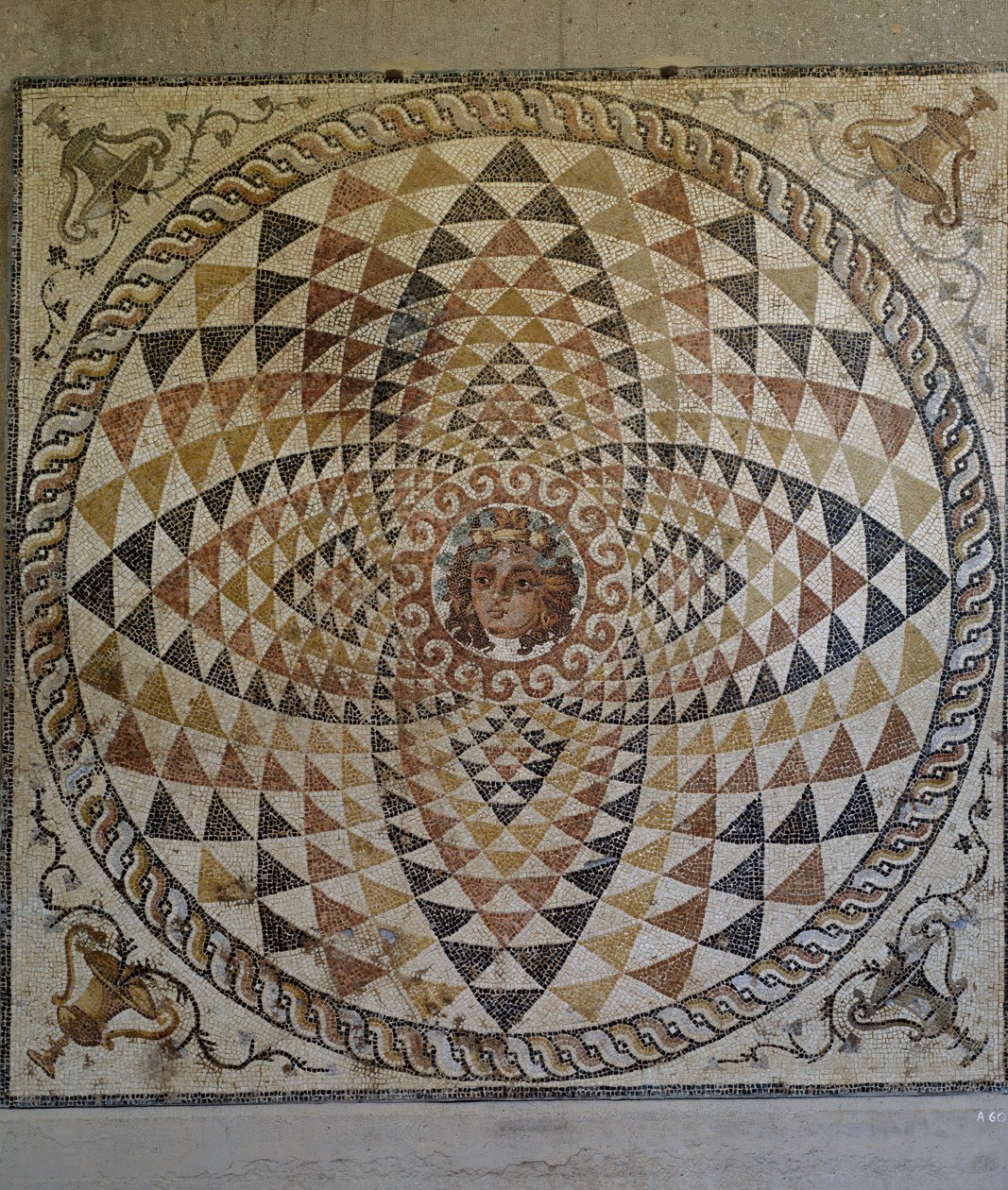 Geometrisk mosaik med Dionysos i midten afdækket i romersk villa i Korinth, Grækenland, romersk civilisation, anden halvdel af det 2. til begyndelsen af det 3. århundrede e.Kr (mosaik) af Roman