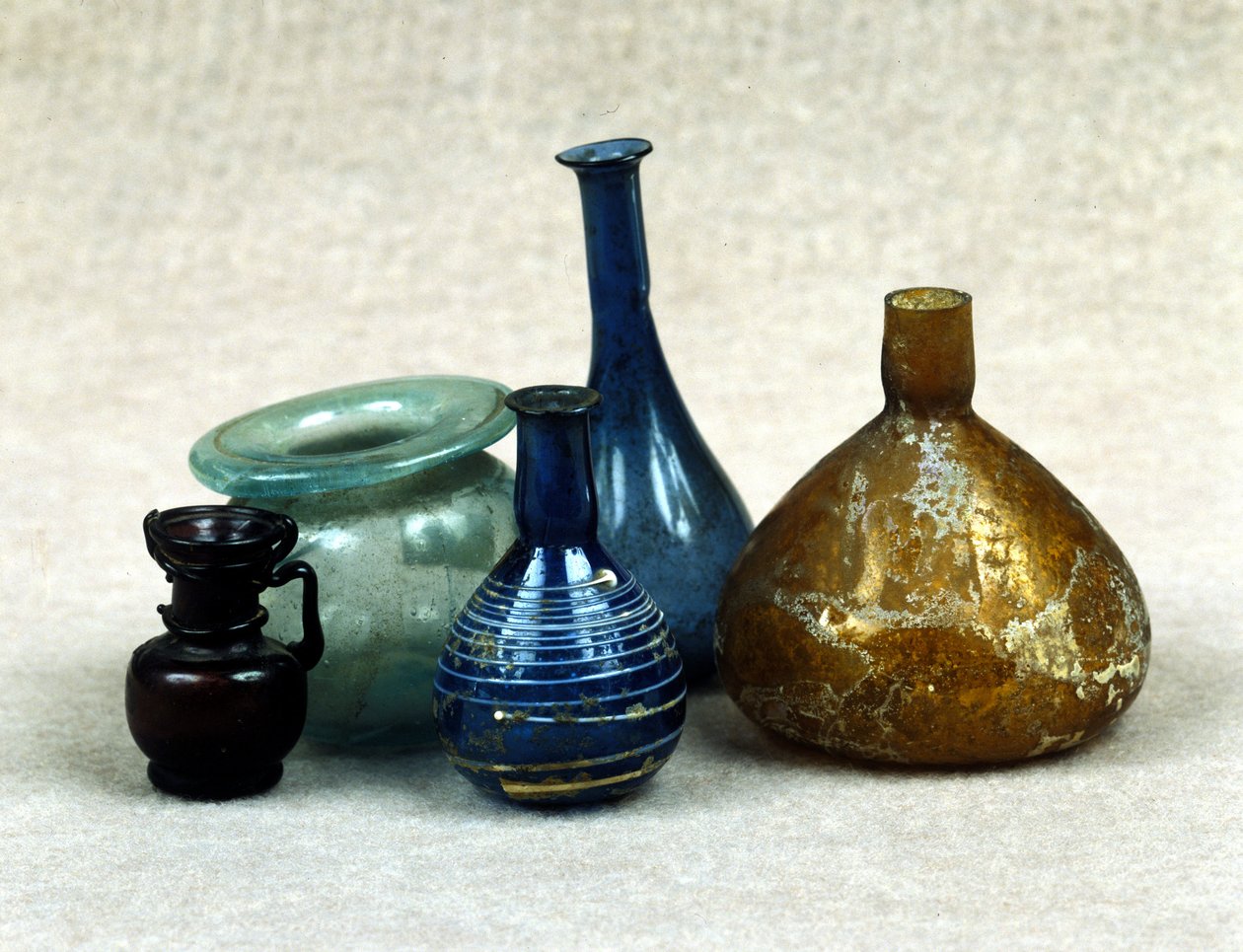 Glasflasker og hætteglas indeholdende parfume, balsam og salver. romersk periode. 1. århundrede e.Kr. JC. af Roman