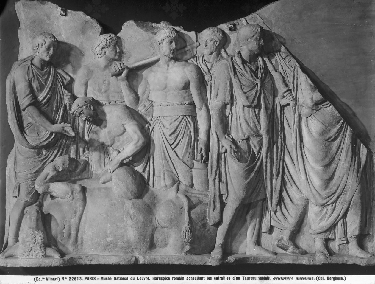 Haruspice konsulterer indvoldene af en tyr (marmor) (se 261376 og 261378) af Roman