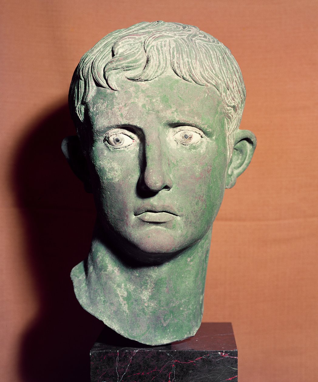 Hoved fra en statue i fuld længde af kejser Augustus (63 f.Kr.-14 e.Kr.) fundet nær et tempel for sejr i Meroe i Sudan, ca. 30-25 f.Kr. (bronze) af Roman