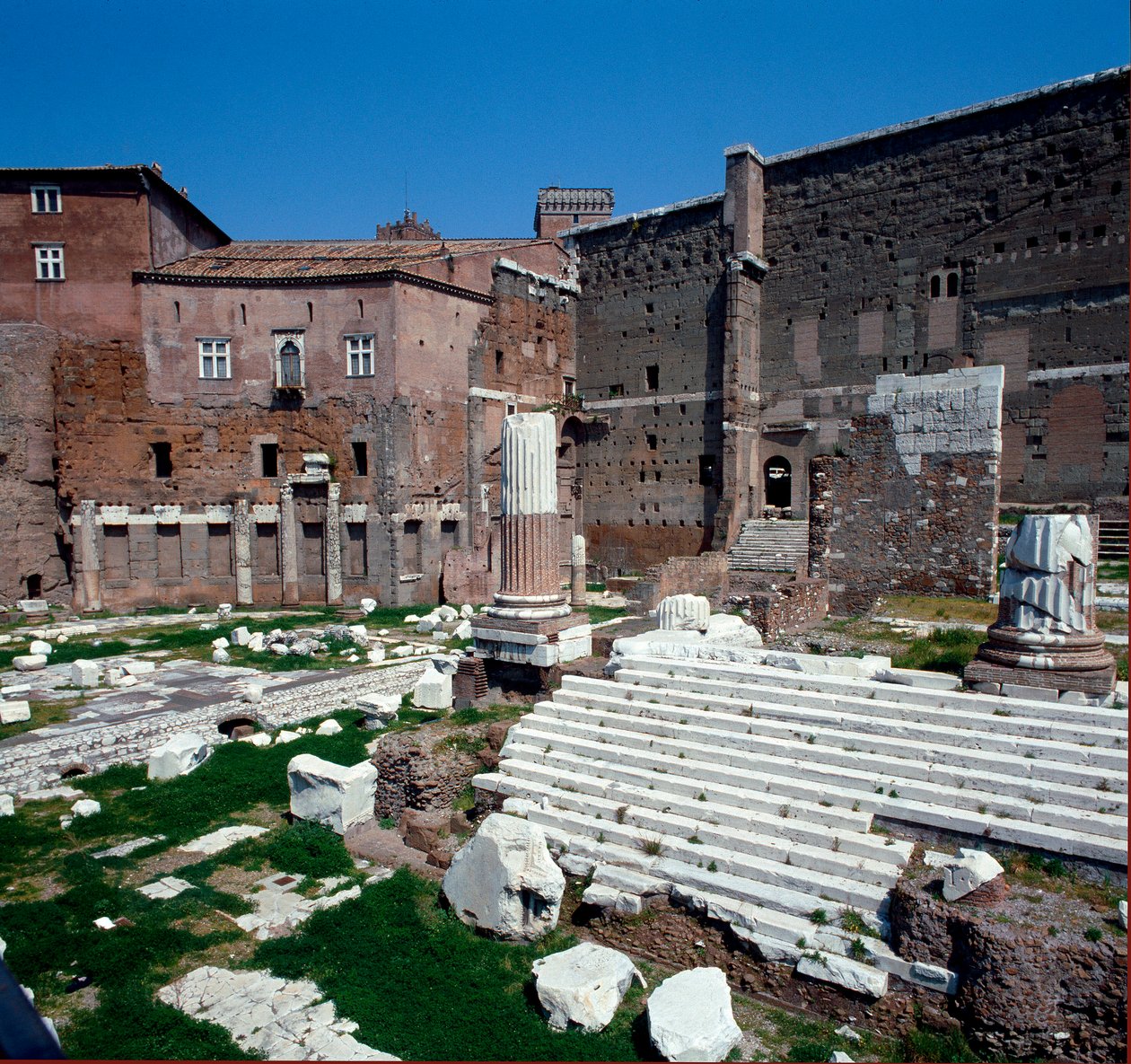 Imperial Forum (forum for Augustus): udsigt over templet for Avenger Mars (Marte Ultore). 2 f.Kr. Rom af Roman