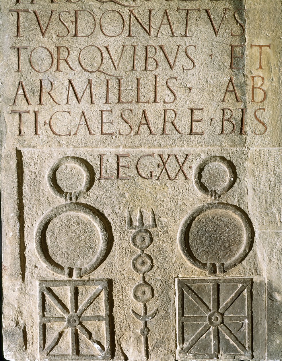Indskrevne insignier af tyvende sejrende Valerian Legion, romersk legion rejst i det 1. århundrede e.Kr. af Roman