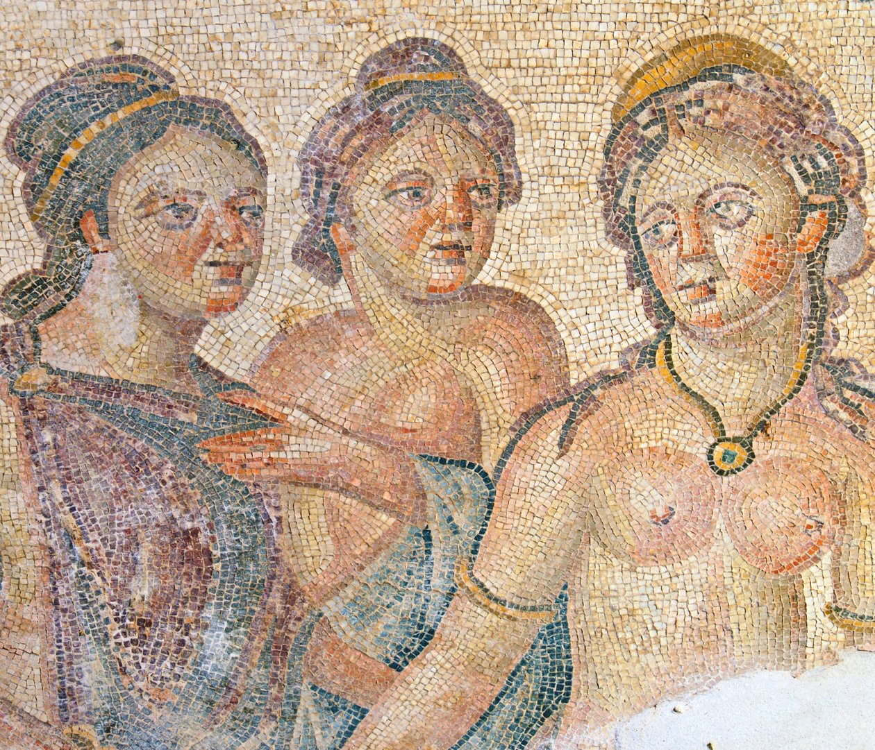Leda og hendes stuepiger, detalje fra Leda og Zeus mosaik, House of Aion, Paphos, Cypern (mosaik) af Roman