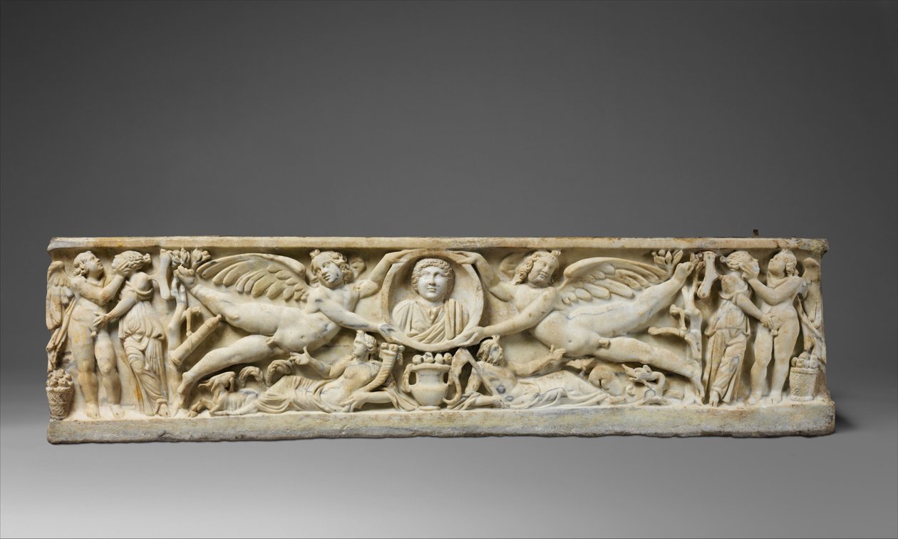 Marmorsarkofag med flyvende eroter, der holder et clipeus-portræt, ca. 190-200 e.Kr. (marmor) af Roman