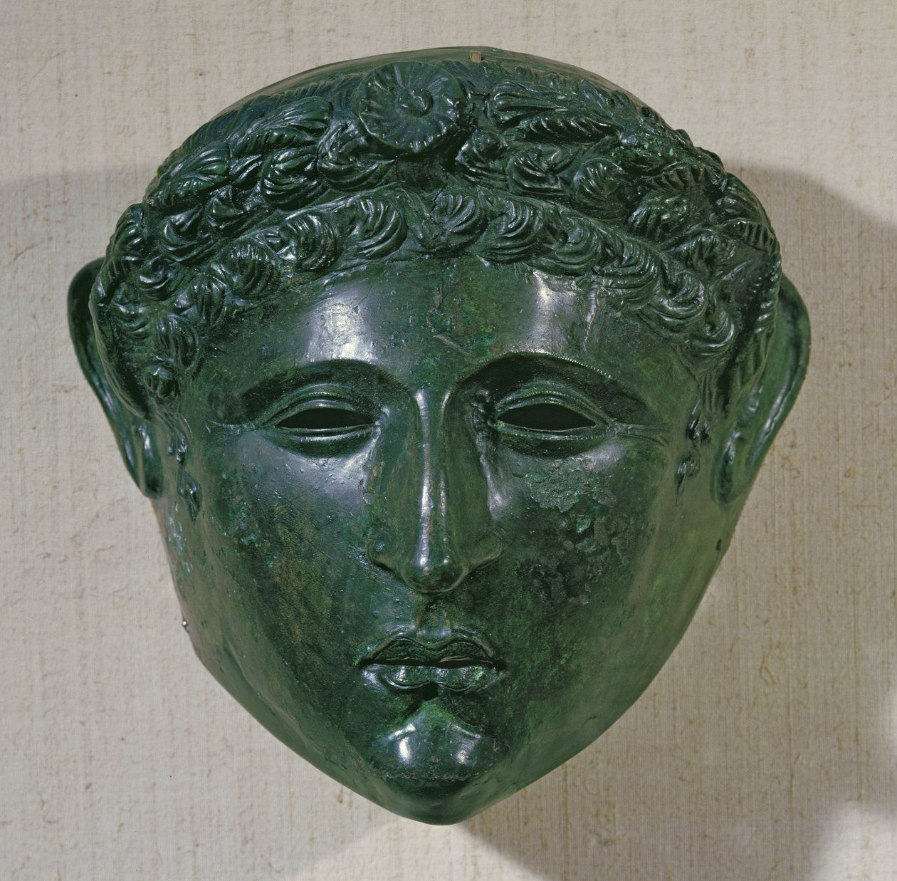Maske fra en paradehjelm, fra Hirchova, Rumænien (bronze) af Roman