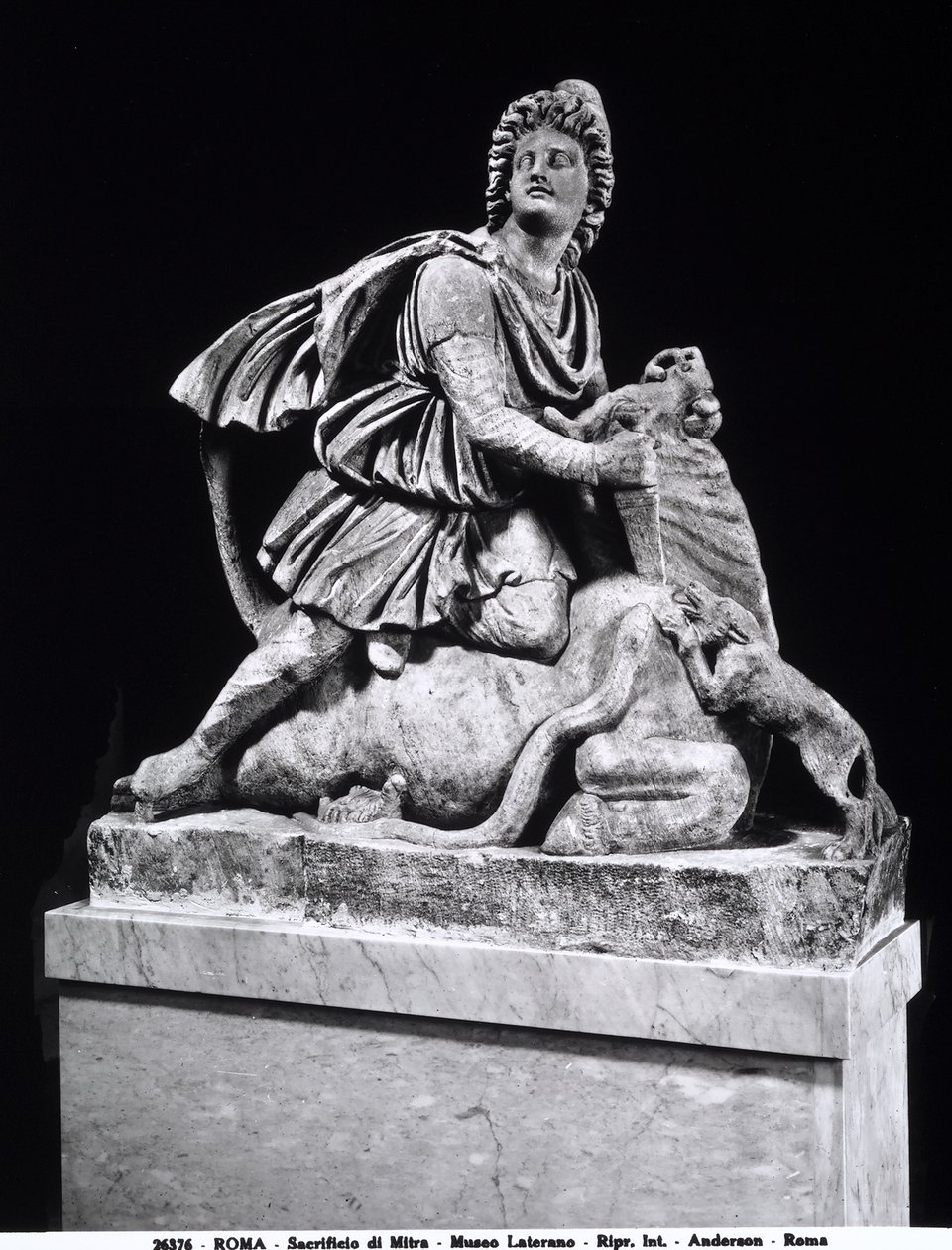 Mithras dræber en tyr (marmor) af Roman