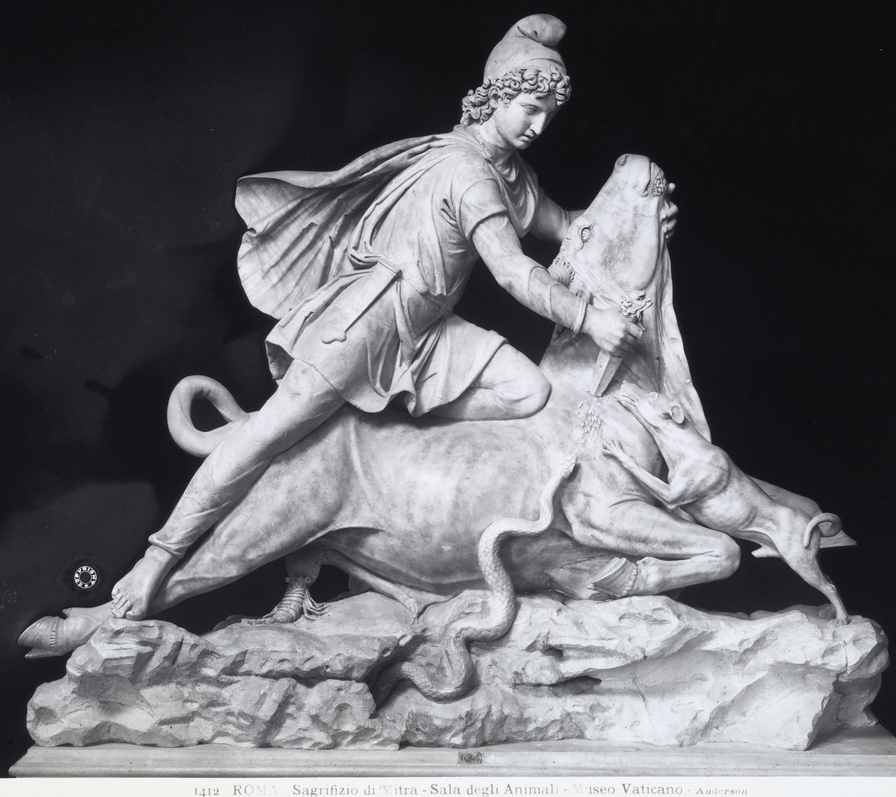 Mithras dræber tyren, repræsentationen af den Mithraiske kult (marmor) af Roman