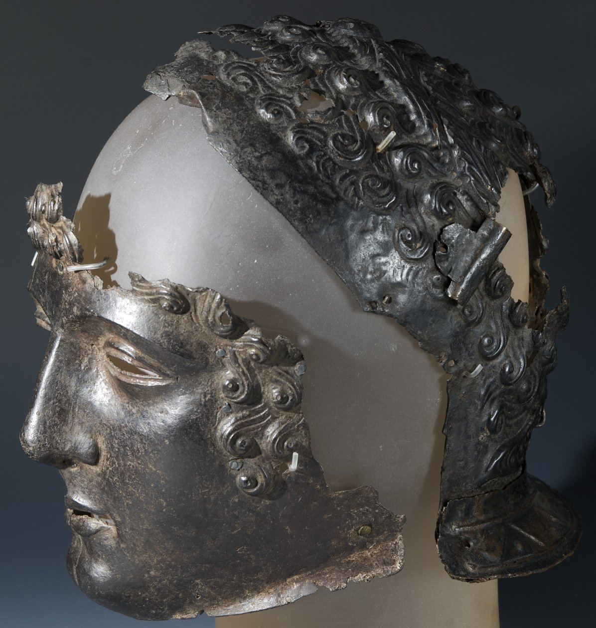 Paradehjelm og ansigtsmaske, fra det romerske sted i Newstead, Melrose, sent i det 1. århundrede e.Kr. (jern) af Roman