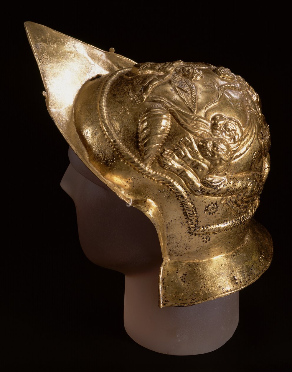 Paradehjelm, der forestiller amoriner i et stridsvognsvæddeløb, fra det romerske sted i Newstead, Melrose, sent i det 1. århundrede e.Kr. (messing) af Roman