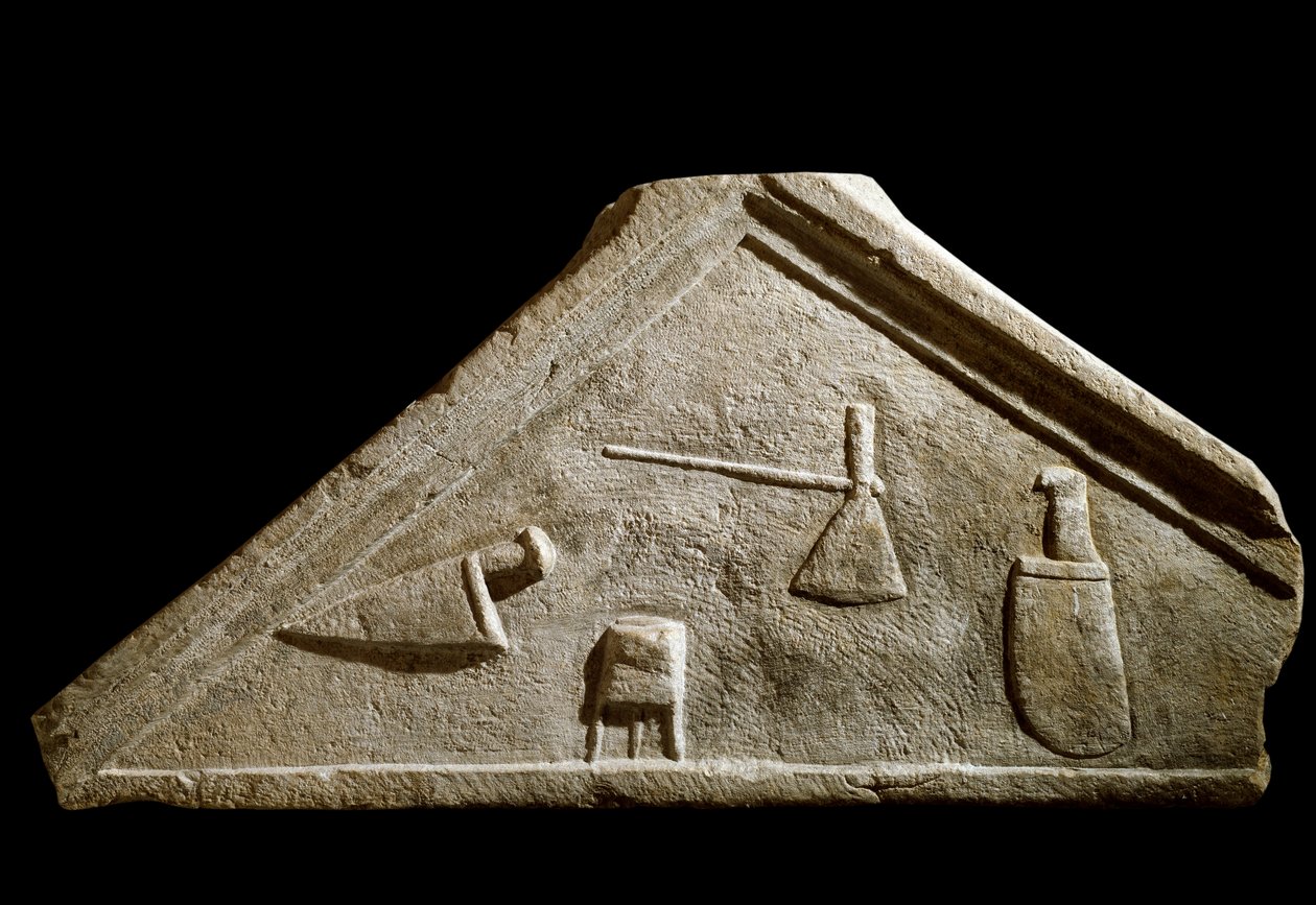 Fronton dekoreret med knive og slagtergenstande af Roman