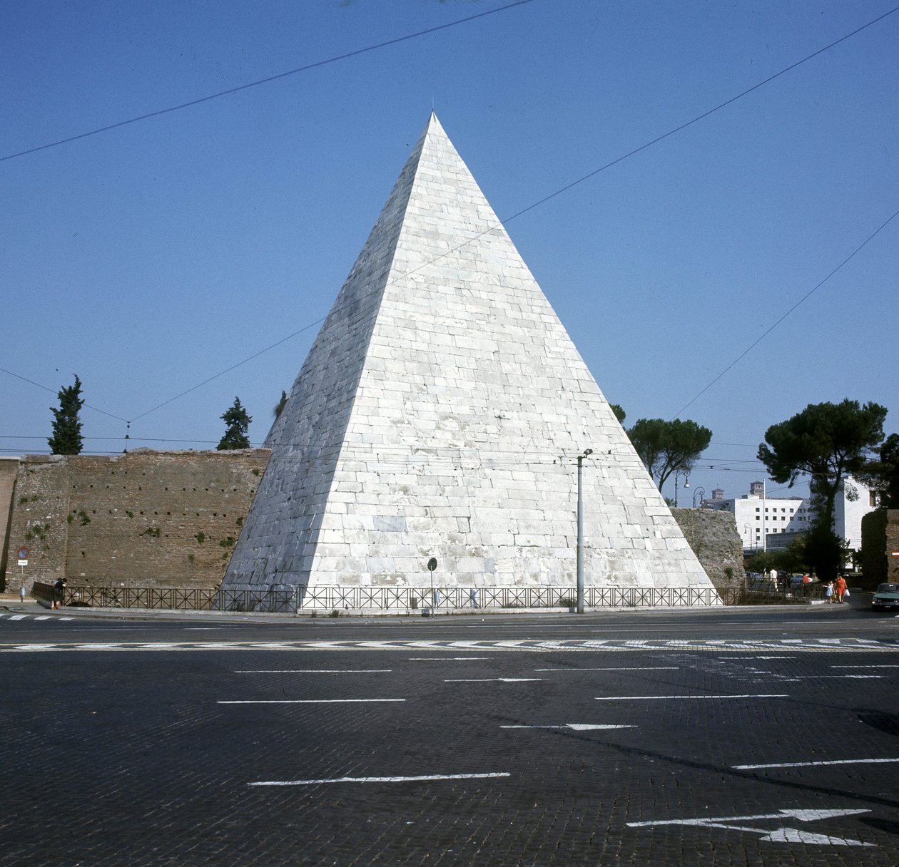 Pyramiden af Cestius, Rom af Roman