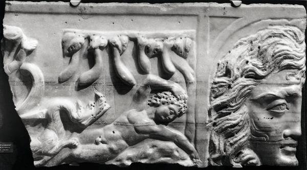 Relief forestillende Jonas og hvalen, fra katakomben i St. Priscilla, Rom af Roman