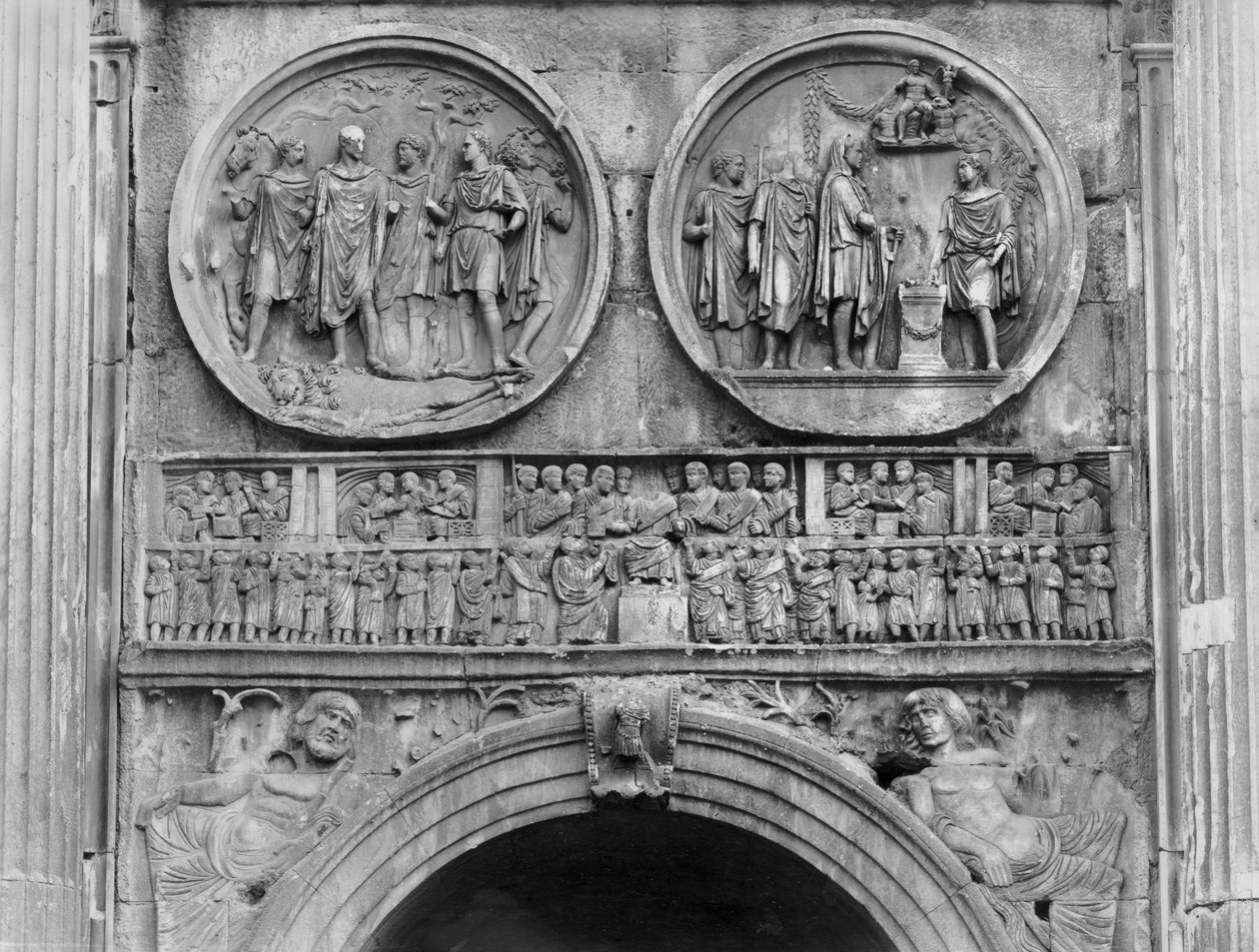 Reliefskulptur fra nordsiden af Konstantinbuen, 315 AD (marmor) (s/h foto) af Roman