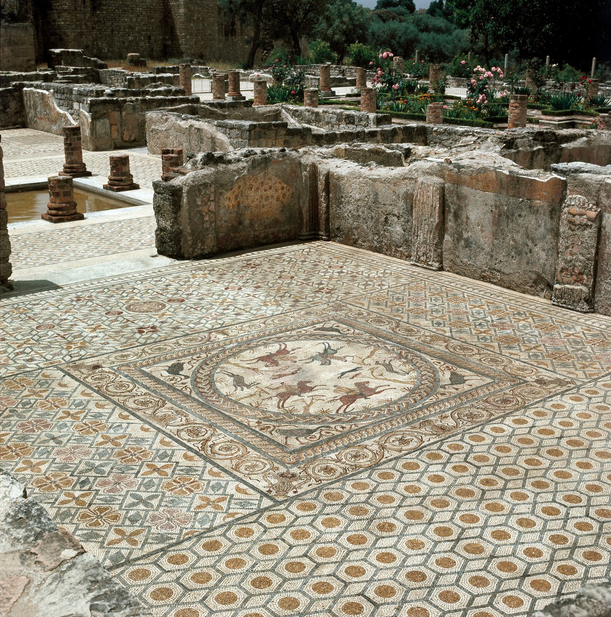 Rester af mosaikkerne i den romerske by af Roman