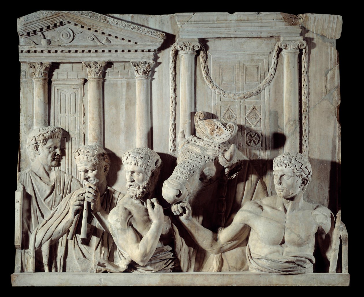 Romersk oldtidskunst: Fragment af et arkitektonisk relief: forberedelse af et offer. Marmorskulptur, fra Rom af Roman