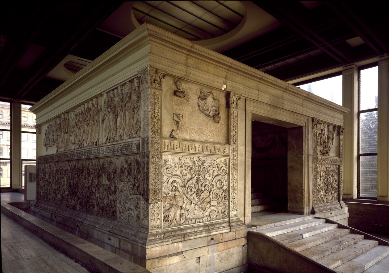 Romersk kunst: Ara Pacis Augustae eller Altar of Augustae Peace: lavrelief (højre side) af det antikke Rom bygget af den romerske kejser Augustae mellem 13 og 9 f.Kr. på Champ de Mars (Marsmarken) i Rom for at fejre freden efter imperiets krige af Roman