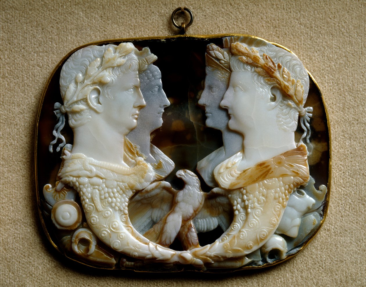 Romersk kunst: Onyx camee (Gemma Claudia) dekorerer repræsentationer af kejserparret Claude (Tiberius Claudius Drusus) (10 f.Kr.-54 e.Kr.) og hans kone Agripin den Unge (15-59 e.Kr.) (Agrippina minor) (til venstre) og Caius Julius Cæsar dit Germanicus (15  af Roman