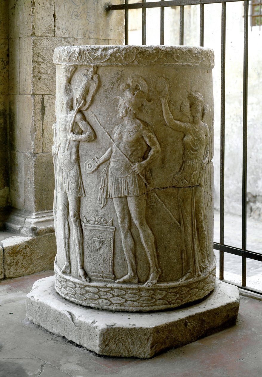 Romersk kunst: marmorsøjlebase med lavt relief, der repræsenterer en offerscene. 40-30 f.Kr. Civita Castellana, Cathedrale af Roman