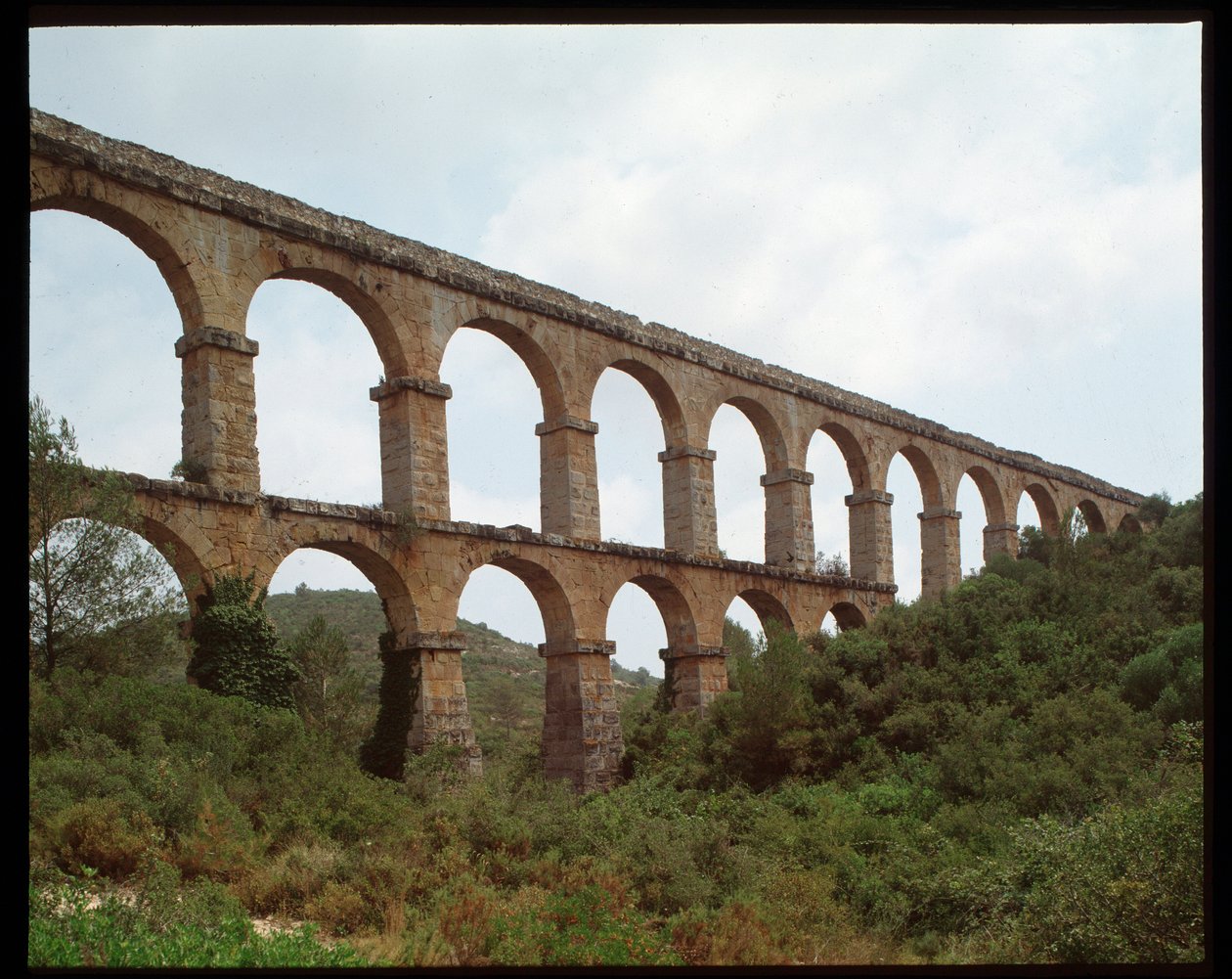 Romersk kunst: udsigt over akvædukten i Tarragona (akvædukten af ​​Ferreres eller Pont du Diable) 1. århundrede, Spanien (romersk kunst: udsigt over den romerske akvædukt Pont de les Ferreres (Pont del Diable) Tarragona, Spanien) af Roman
