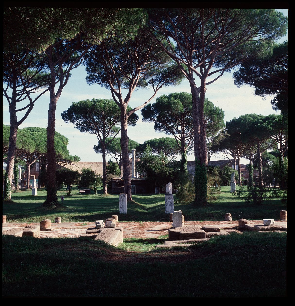 Romersk kunst: udsigt over ruinerne af det arkæologiske område macellum (Marche-pladsen) i Ostia af Roman