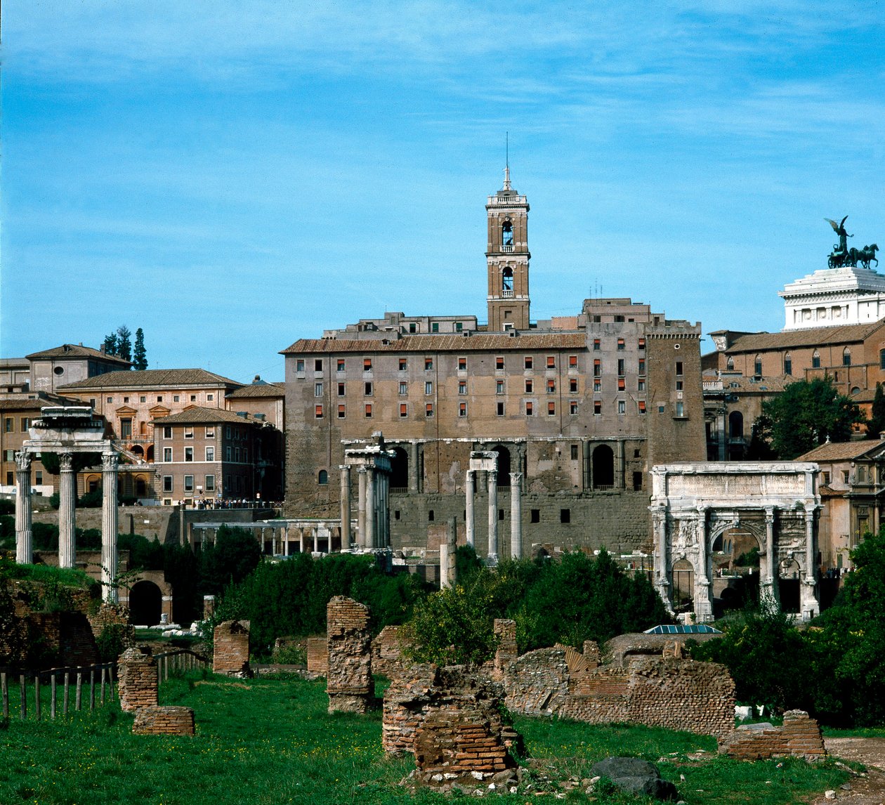 Forum Romanum: panoramaudsigt med i baggrunden Taburaliet bruger som arkiv (79 f.Kr.). Rom af Roman