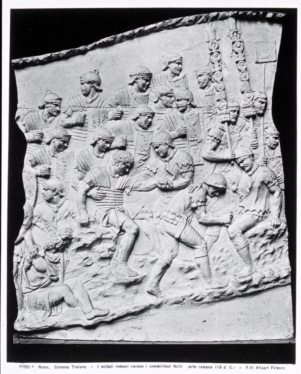 Roman Soldiers Treating the Wounded, en afstøbning taget fra Trajans søjle, AD 113 (marmor) (s/h foto) af Roman