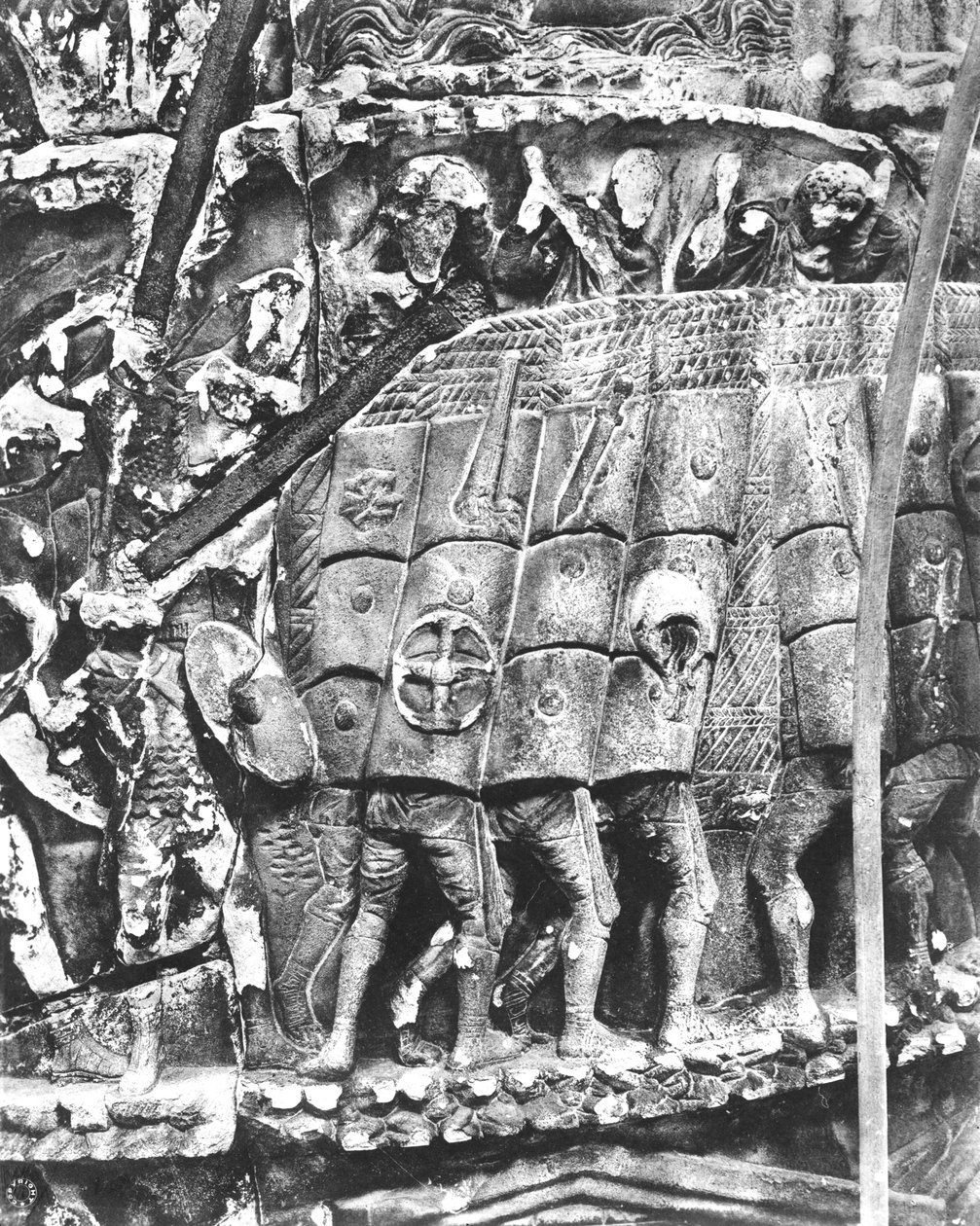 Romerske soldater, der bruger testudo-metoden under et angreb, detaljer fra kolonnen af Marcus Aurelius, AD 180-196 (marmor) (s/h foto) af Roman
