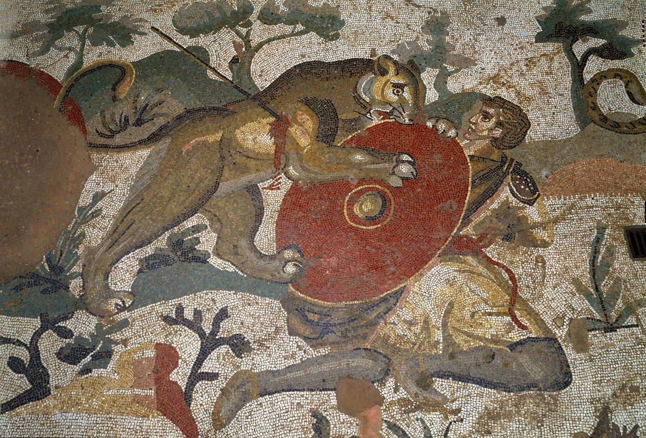 Romersk kunst: en jæger angrebet af en løvinde beskytter sig selv med sit skjold. Detalje af mosaik af ""Den store jagtdel"" 315-350 e.Kr. Piazza Armerina, Villa Romana del Casale af Roman